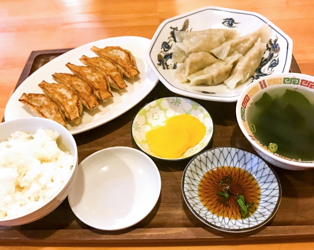 つるや食堂の餃子と定食